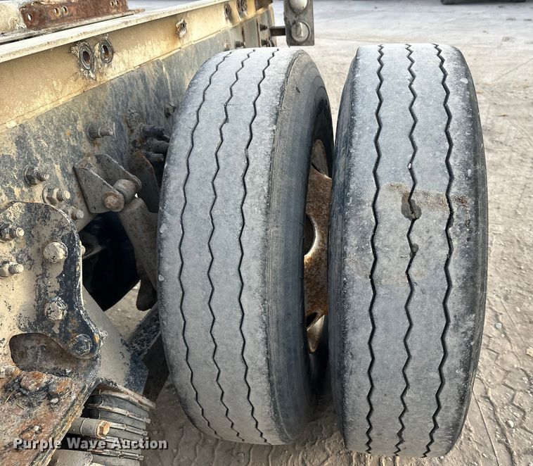 image for item DT6431 1999 Sterling L9500 truck cab and chassis