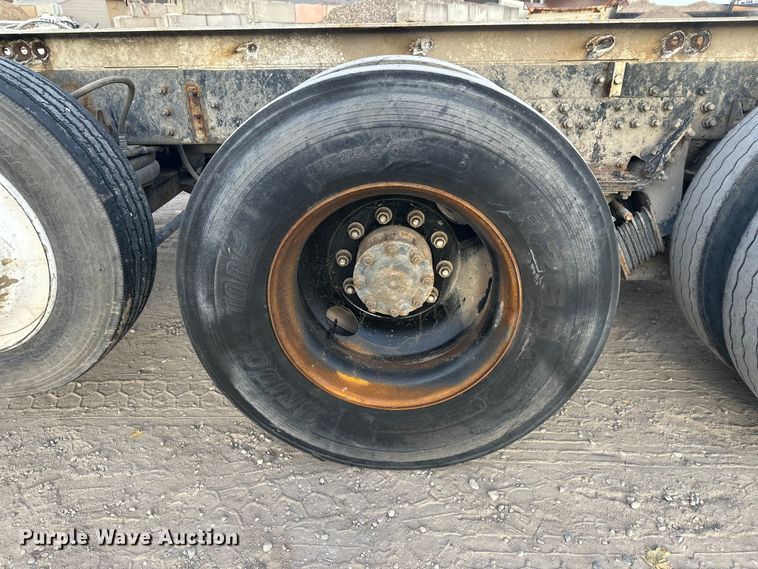 image for item DT6431 1999 Sterling L9500 truck cab and chassis