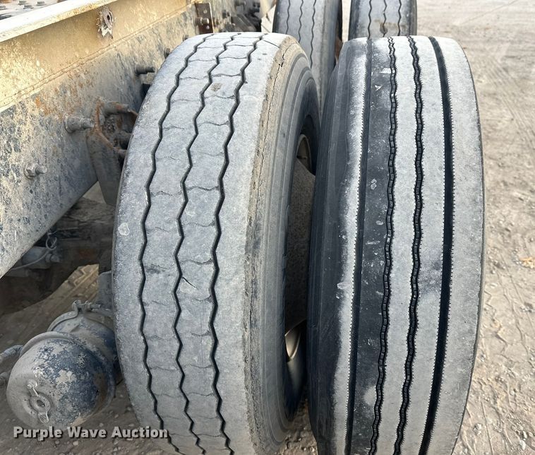 image for item DT6431 1999 Sterling L9500 truck cab and chassis