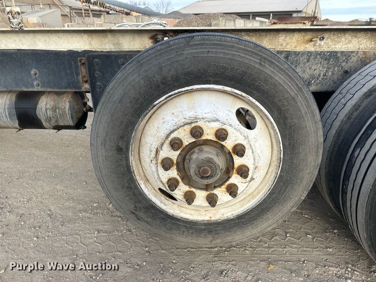 image for item DT6431 1999 Sterling L9500 truck cab and chassis