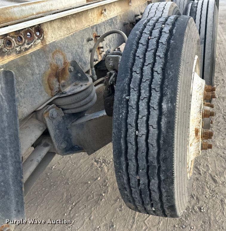 image for item DT6431 1999 Sterling L9500 truck cab and chassis