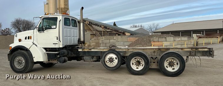 image for item DT6432 1999 Sterling L-Line truck cab and chassis