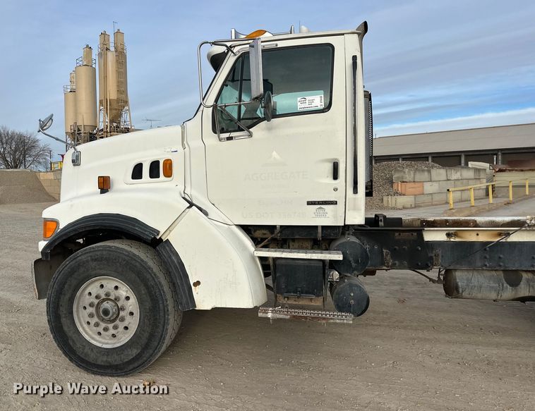 image for item DT6432 1999 Sterling L-Line truck cab and chassis