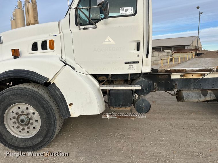 image for item DT6432 1999 Sterling L-Line truck cab and chassis