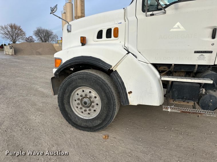 image for item DT6432 1999 Sterling L-Line truck cab and chassis