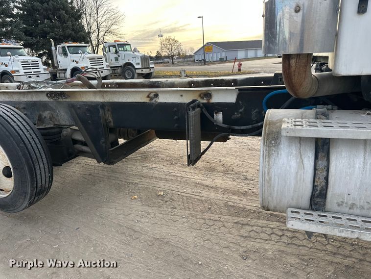 image for item DT6432 1999 Sterling L-Line truck cab and chassis