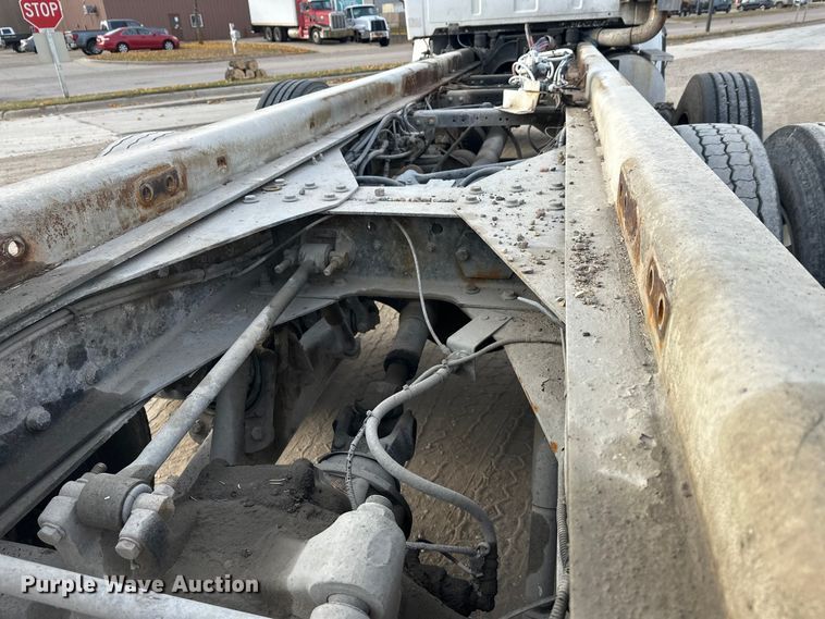 image for item DT6432 1999 Sterling L-Line truck cab and chassis