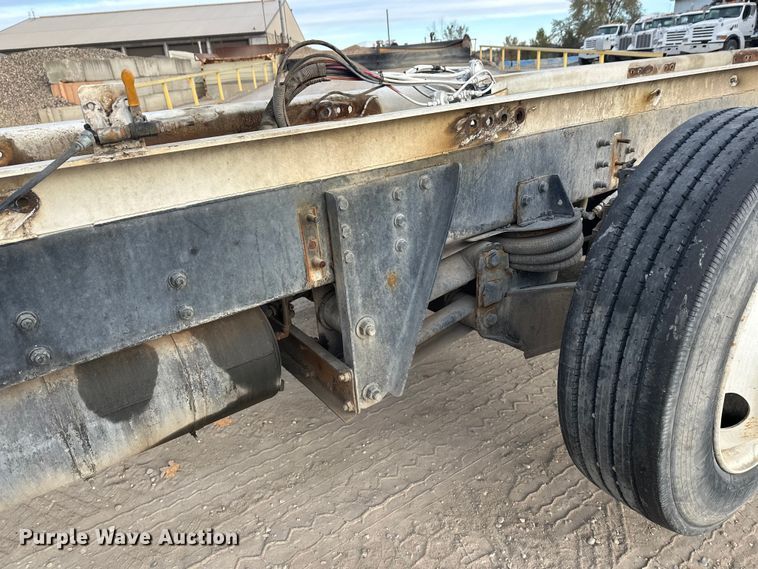 image for item DT6432 1999 Sterling L-Line truck cab and chassis