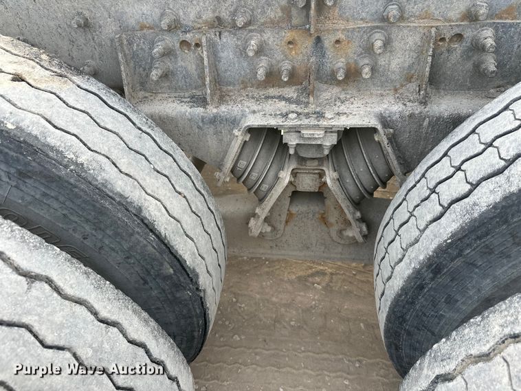 image for item DT6432 1999 Sterling L-Line truck cab and chassis