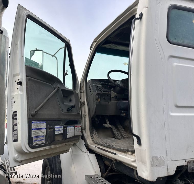image for item DT6432 1999 Sterling L-Line truck cab and chassis