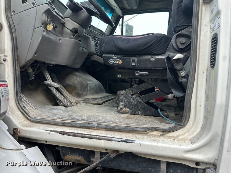 image for item DT6432 1999 Sterling L-Line truck cab and chassis