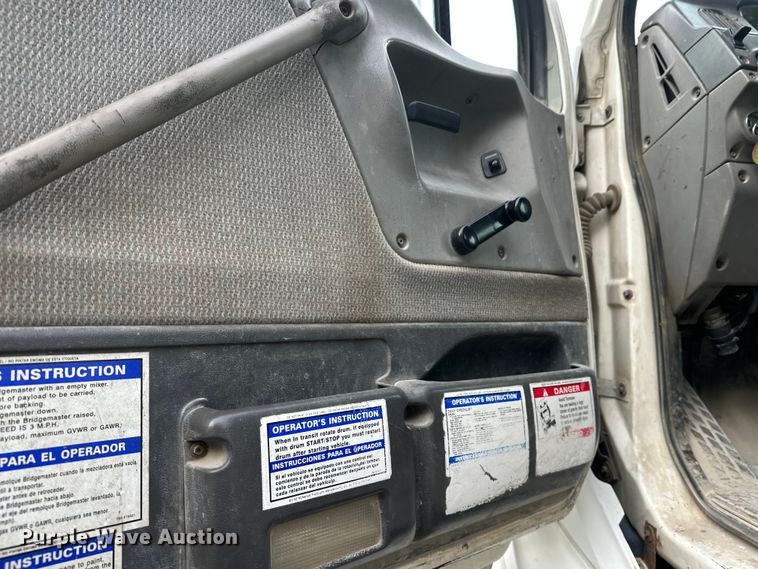 image for item DT6432 1999 Sterling L-Line truck cab and chassis