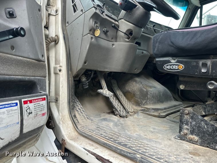 image for item DT6432 1999 Sterling L-Line truck cab and chassis