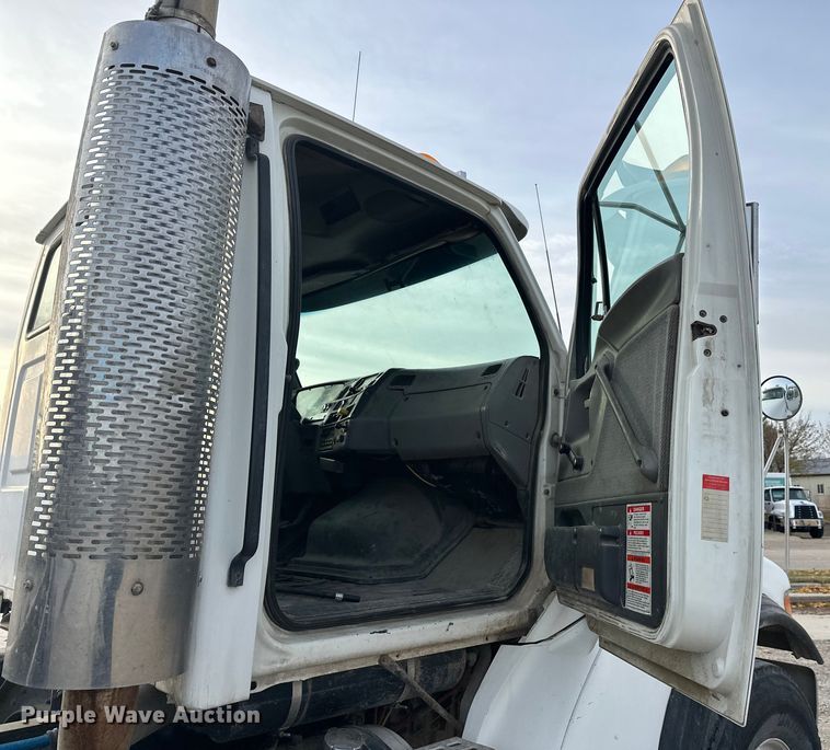 image for item DT6432 1999 Sterling L-Line truck cab and chassis