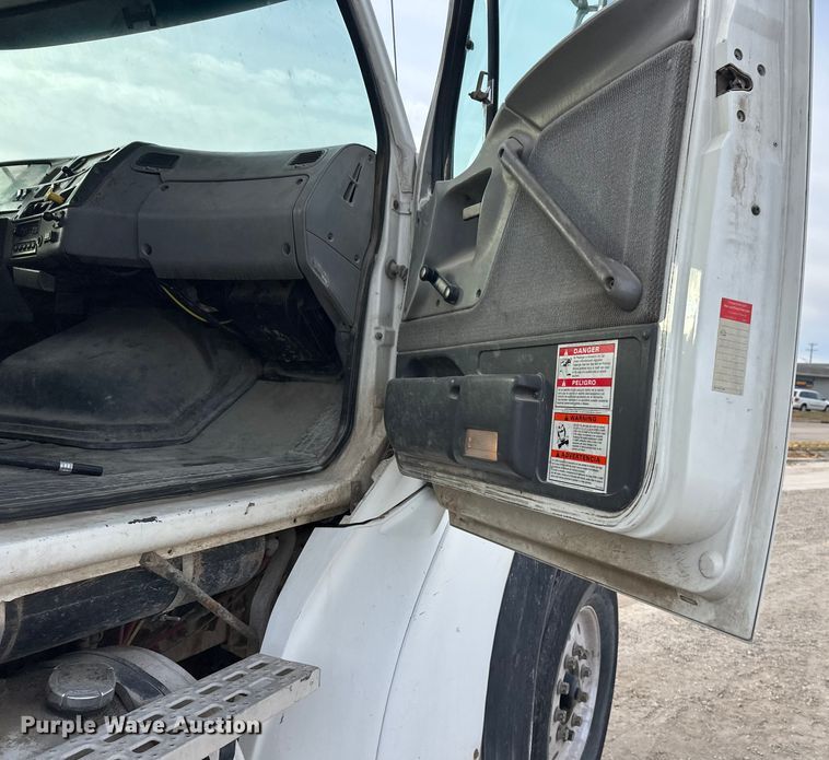 image for item DT6432 1999 Sterling L-Line truck cab and chassis