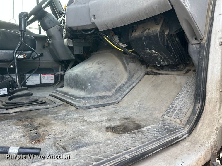 image for item DT6432 1999 Sterling L-Line truck cab and chassis