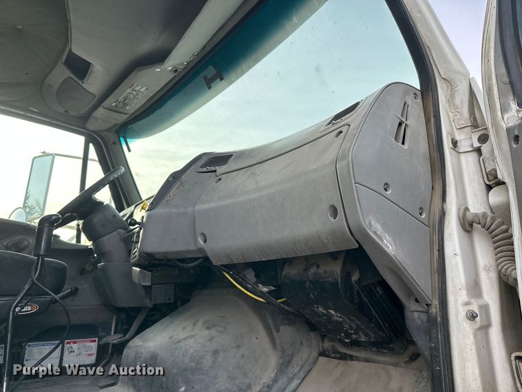 image for item DT6432 1999 Sterling L-Line truck cab and chassis