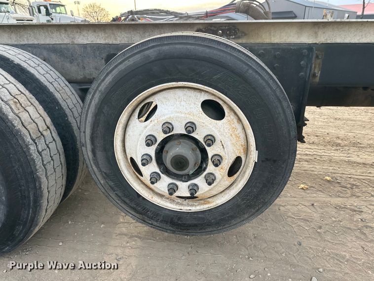 image for item DT6432 1999 Sterling L-Line truck cab and chassis