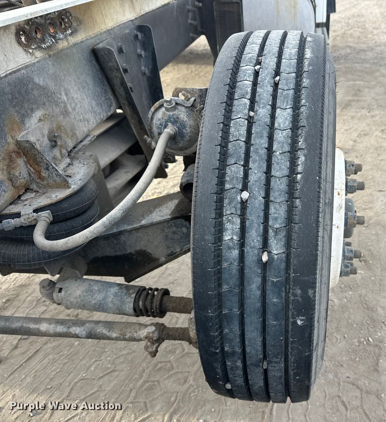 image for item DT6432 1999 Sterling L-Line truck cab and chassis