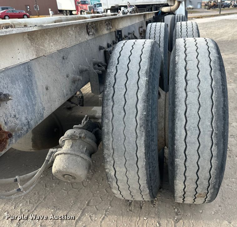 image for item DT6432 1999 Sterling L-Line truck cab and chassis