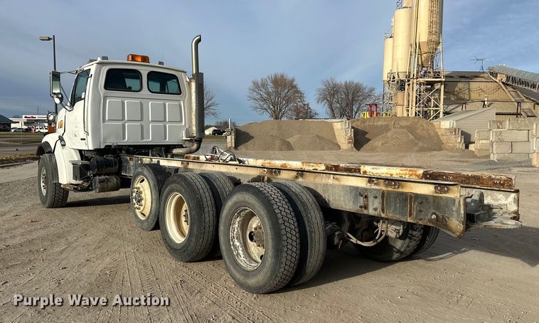 image for item DT6433 1999 Sterling L-Line truck cab and chassis