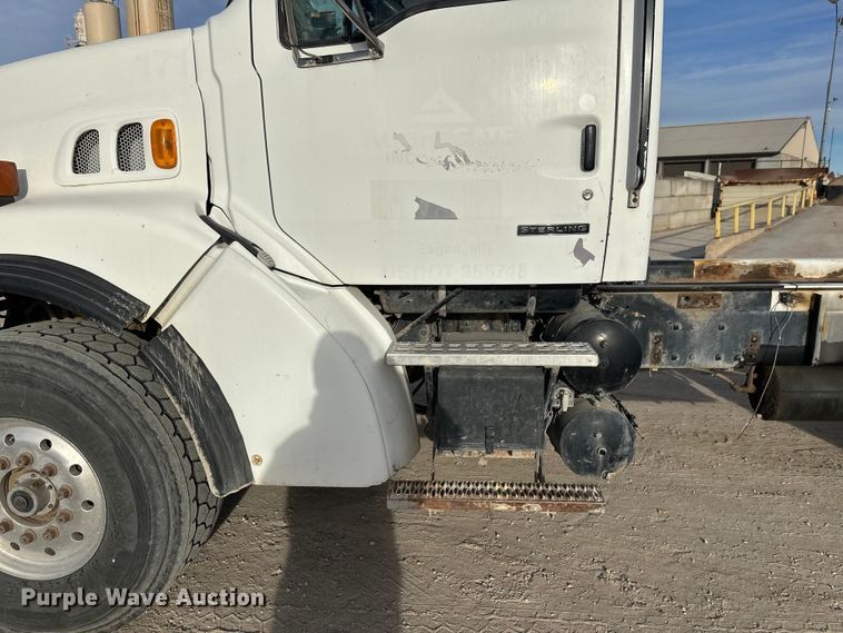 image for item DT6433 1999 Sterling L-Line truck cab and chassis