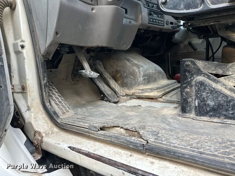 image for item DT6433 1999 Sterling L-Line truck cab and chassis