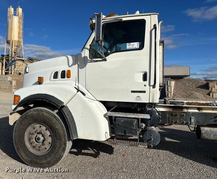 image for item DT6435 1999 Sterling L-Line truck cab and chassis