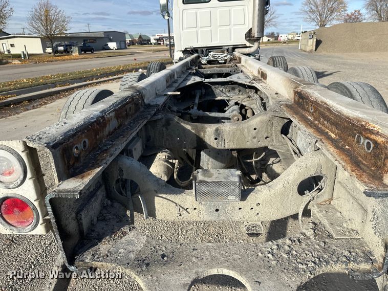 image for item DT6435 1999 Sterling L-Line truck cab and chassis