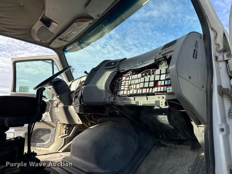 image for item DT6435 1999 Sterling L-Line truck cab and chassis