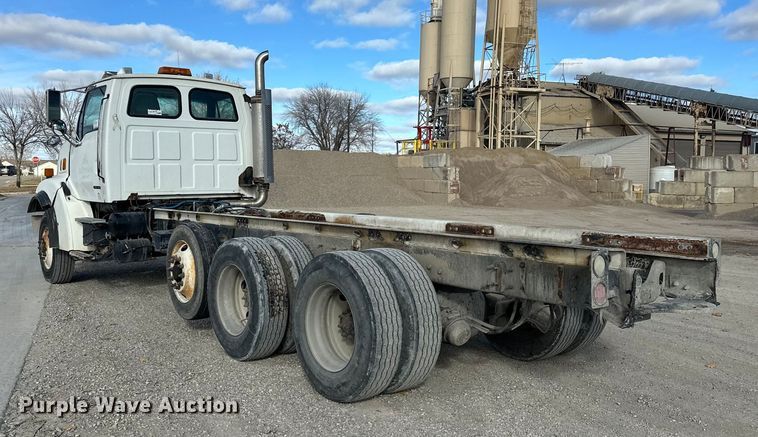 image for item DT6436 1999 Sterling L-Line truck cab and chassis