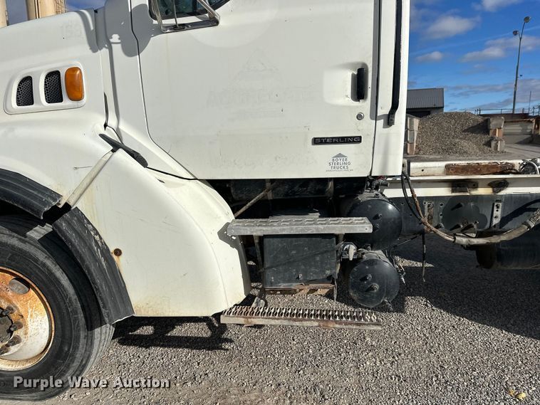 image for item DT6436 1999 Sterling L-Line truck cab and chassis