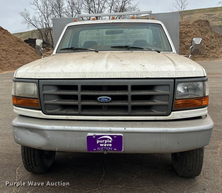 image for item DT6442 1993 Ford F450 Super Duty flatbed truck