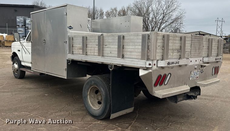 image for item DT6442 1993 Ford F450 Super Duty flatbed truck