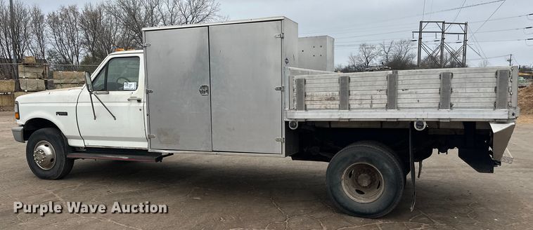 image for item DT6442 1993 Ford F450 Super Duty flatbed truck