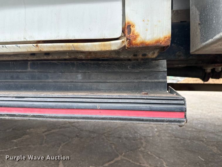 image for item DT6442 1993 Ford F450 Super Duty flatbed truck