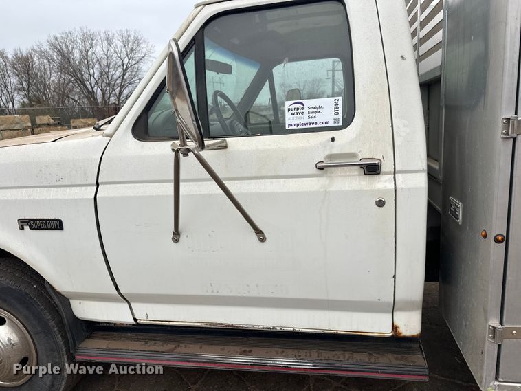 image for item DT6442 1993 Ford F450 Super Duty flatbed truck