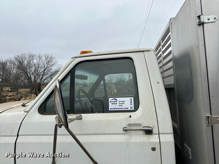 image for item DT6442 1993 Ford F450 Super Duty flatbed truck