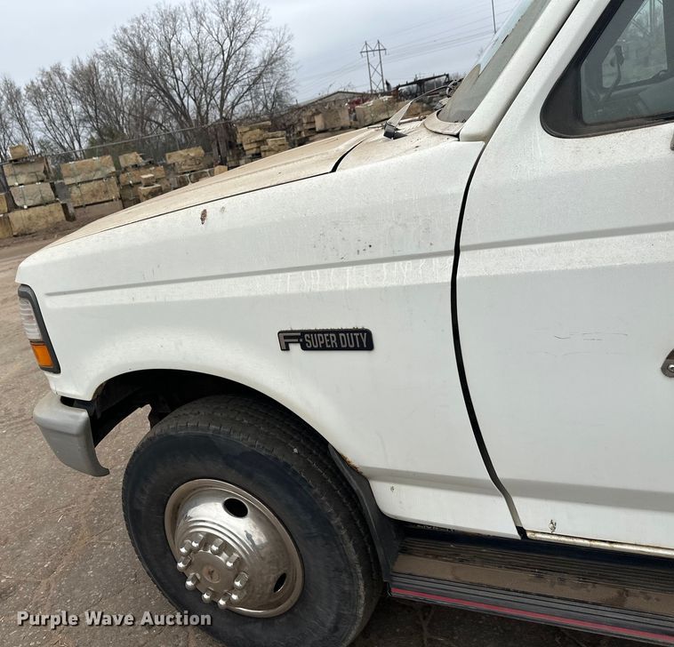 image for item DT6442 1993 Ford F450 Super Duty flatbed truck