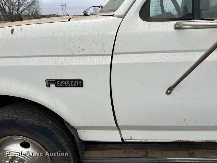 image for item DT6442 1993 Ford F450 Super Duty flatbed truck