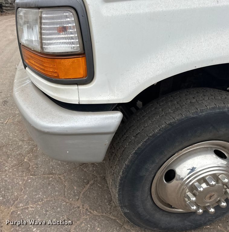 image for item DT6442 1993 Ford F450 Super Duty flatbed truck