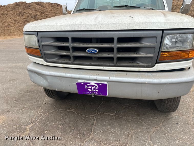 image for item DT6442 1993 Ford F450 Super Duty flatbed truck
