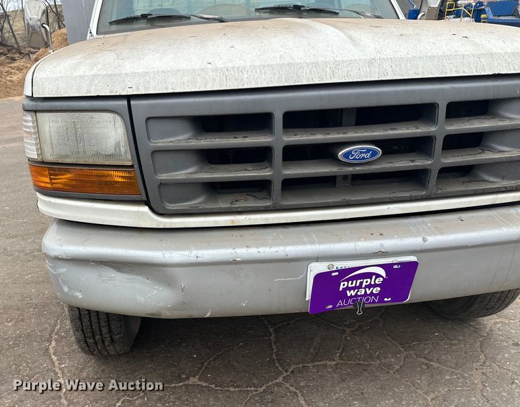 image for item DT6442 1993 Ford F450 Super Duty flatbed truck