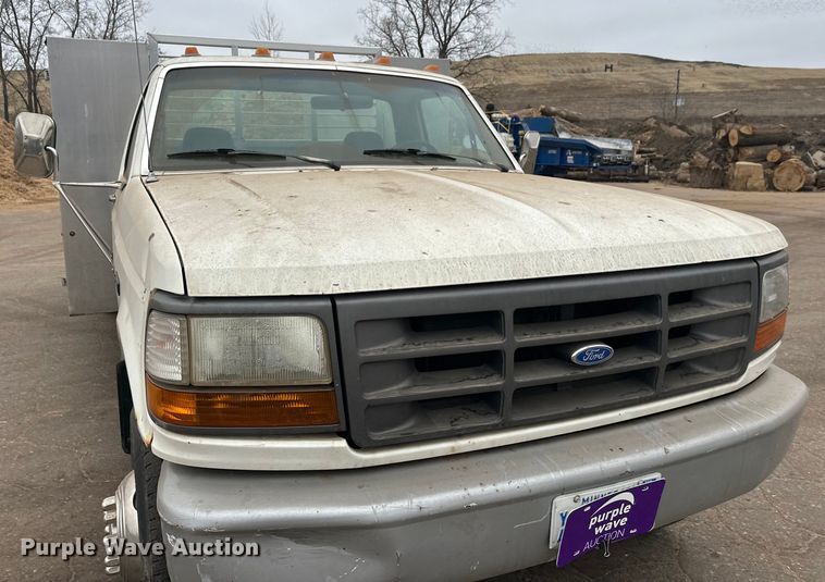 image for item DT6442 1993 Ford F450 Super Duty flatbed truck