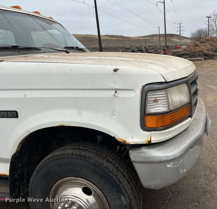 image for item DT6442 1993 Ford F450 Super Duty flatbed truck