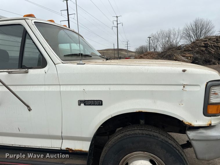 image for item DT6442 1993 Ford F450 Super Duty flatbed truck