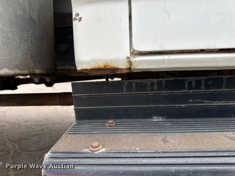 image for item DT6442 1993 Ford F450 Super Duty flatbed truck