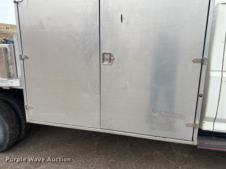 image for item DT6442 1993 Ford F450 Super Duty flatbed truck