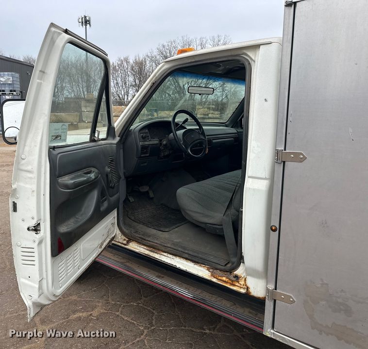 image for item DT6442 1993 Ford F450 Super Duty flatbed truck