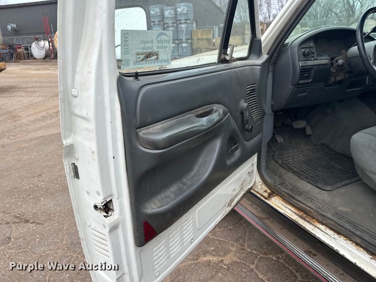 image for item DT6442 1993 Ford F450 Super Duty flatbed truck